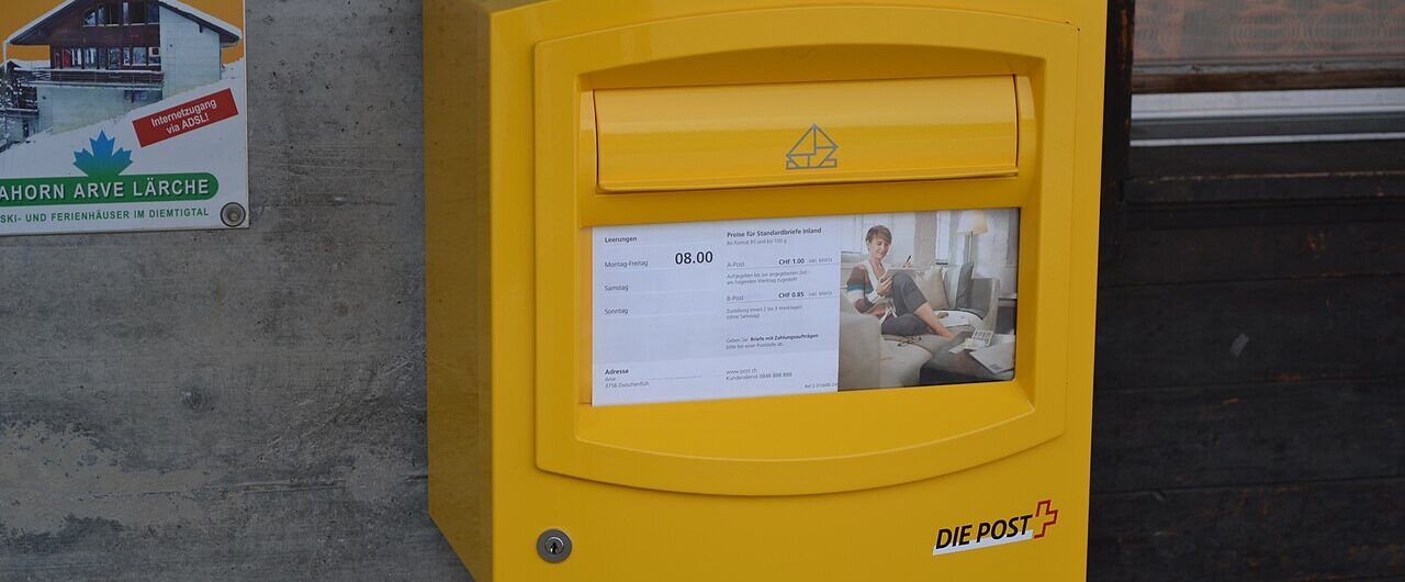 Ein gelber Briefkasten der Schweizerischen Post als Symbolbild
