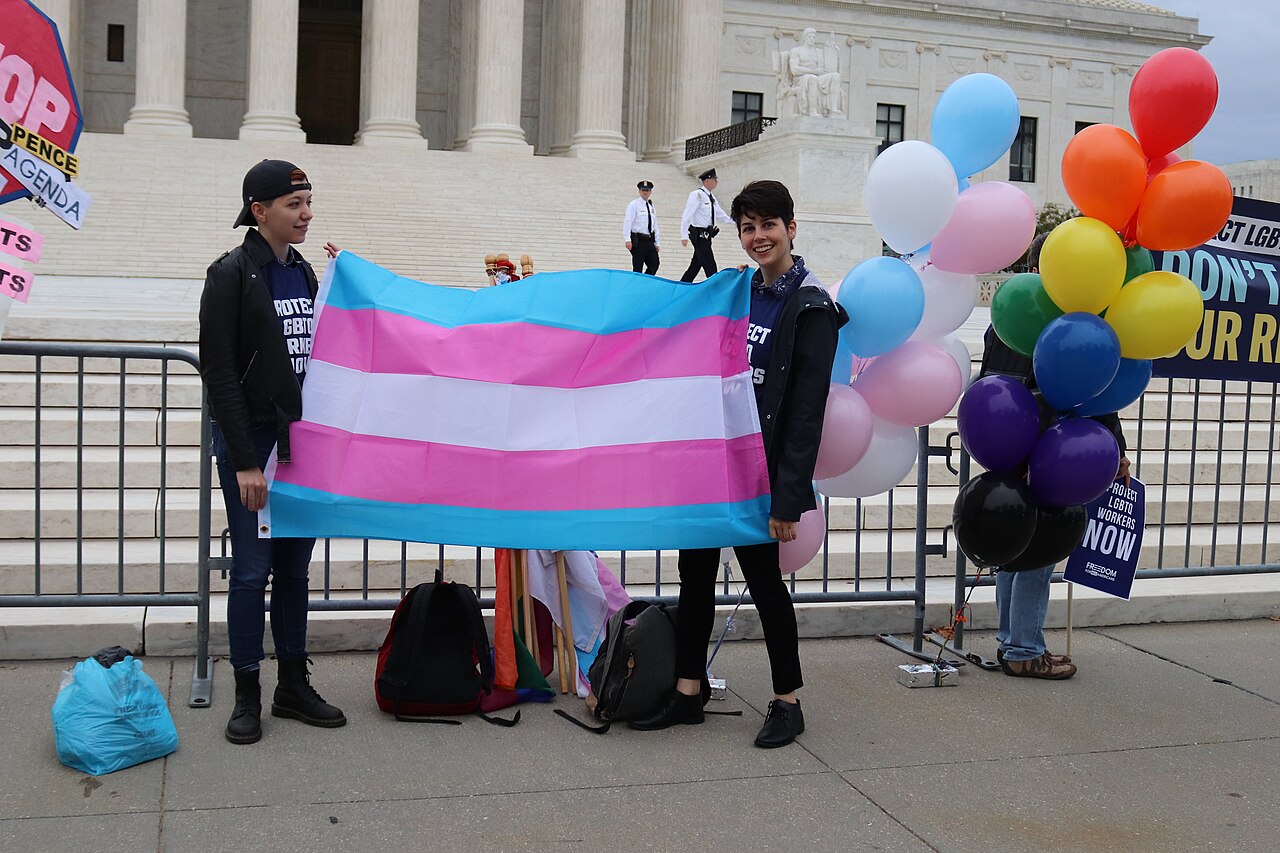 Demonstrierende mit einer Transflagge vor dem höchsten Gericht der USA